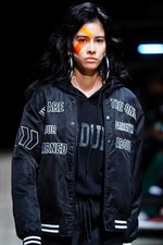 ナード ユニット 2019年春夏コレクション - メディアに支配される不健全社会への反発｜写真59