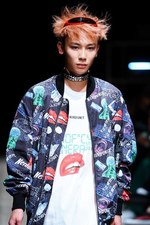 ナード ユニット 2019年春夏コレクション - メディアに支配される不健全社会への反発｜写真63