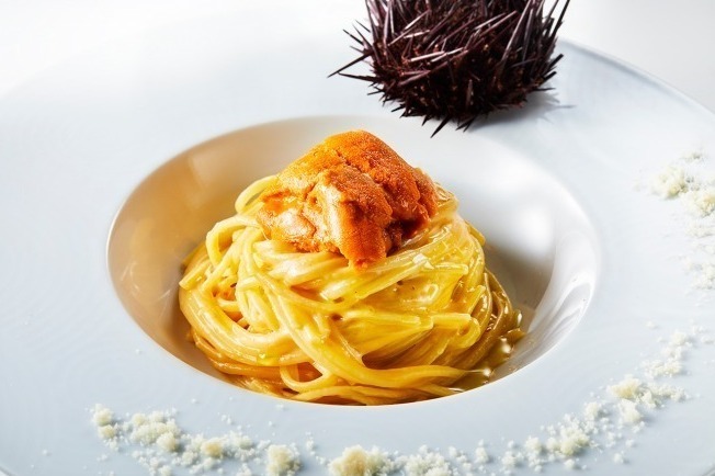 レオナルド・ディカプリオ｜NY発セレブ御用達イタリアン「セラフィーナ」新メニュー、Tボーンステーキ＆生ウニパスタなど日本初上陸