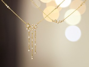 4℃のクリスマス限定ジュエリー、ダイヤモンド輝く“ヤドリギの葉