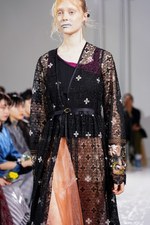 ミューラル 2019年春夏コレクション - クリムト《接吻》の艶やかさとレースの絵画的表現｜写真33