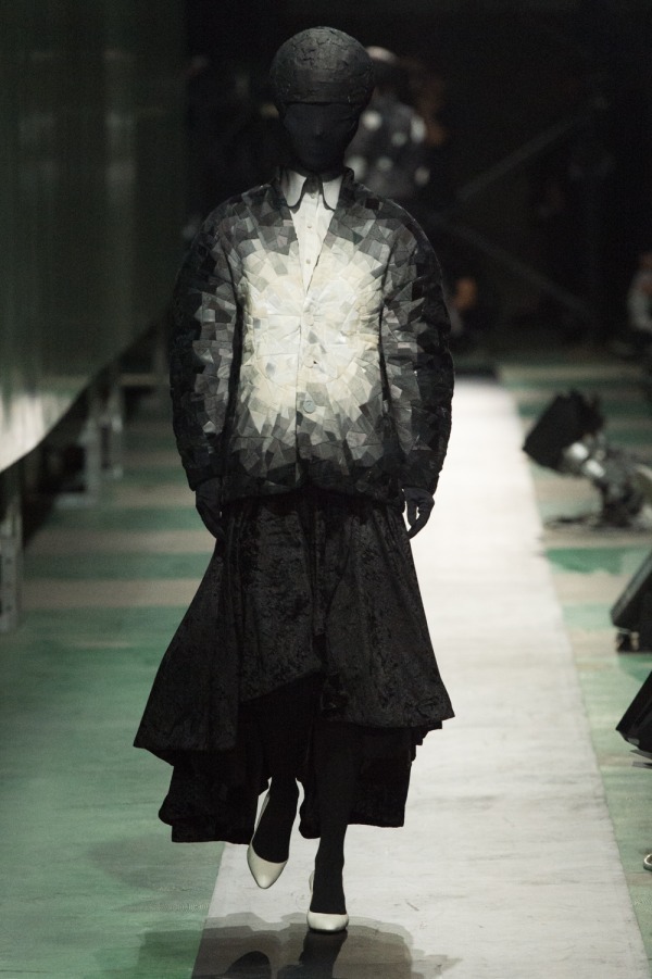アンリアレイジ、東京で4年ぶりのショー開催 - 全ての服は光と闇の中に、これまでのアーカイブが登場｜写真11