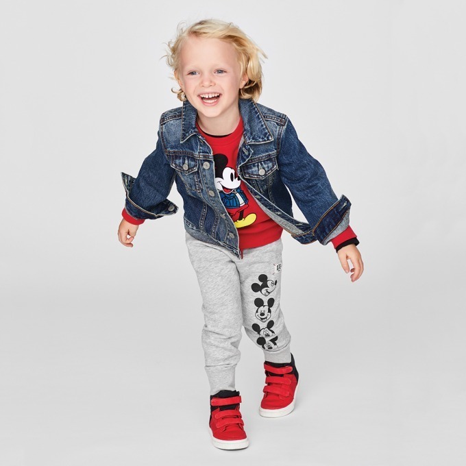 GAP、ミッキーマウスとコラボしたキッズ＆ベビーアイテム - デニムジャケットを着た限定ミッキー｜写真2