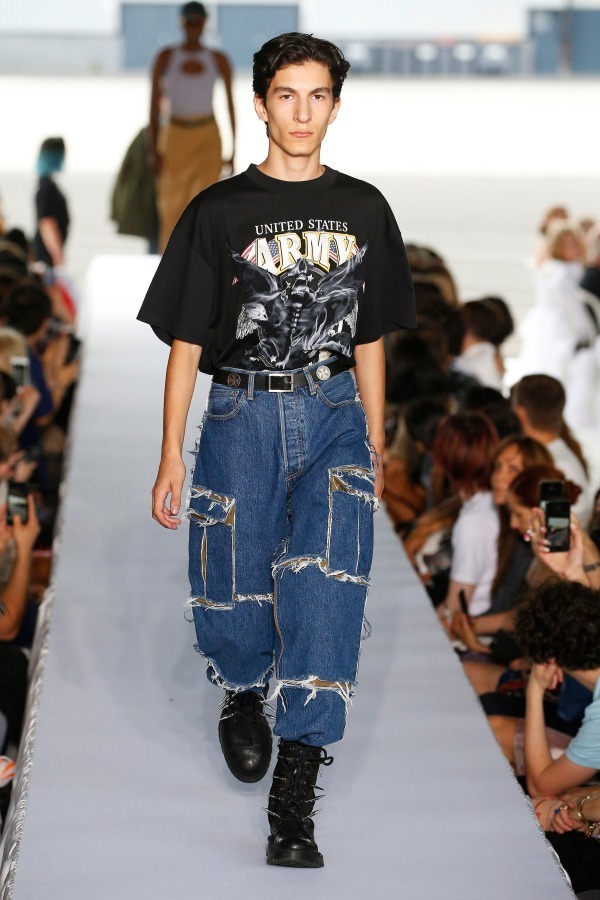 ヴェトモン(VETEMENTS) 2019年春夏メンズコレクション  - 写真31