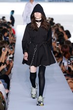 ヴェトモン 2019年春夏ウィメンズコレクション - パワーショルダーで生まれ変わるフォーマルウェア｜写真1