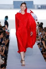 ヴェトモン 2019年春夏ウィメンズコレクション - パワーショルダーで生まれ変わるフォーマルウェア｜写真20