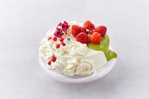 ハイアット リージェンシー 大阪のクリスマス エディブルフラワーを飾った純白のショートケーキなど ファッションプレス ハイアット リージェンシー 大阪のクリスマス エディブルフラワーを飾った純白のショートケーキなど ファッションプレス