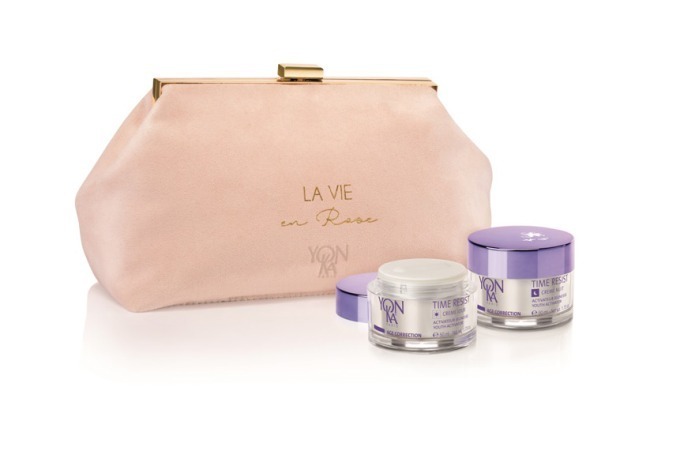 ふっくらハリ肌へ＜ タイム レジスト セット＞ 27,000円＋税
内容：タイム レジスト ジュール(50mL/現品)、タイム レジスト ニュイ(50mL/現品)、La vie en roseクラッチバッグ
