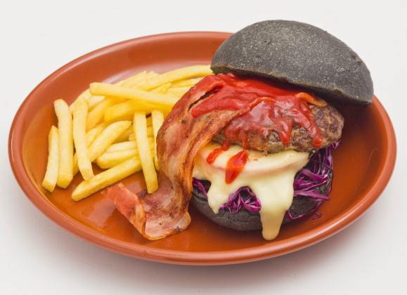 映画『ヴェノム』コラボカフェ東京・名古屋・静岡にオープン、“長い舌”風ベーコンを挟んだハンバーガー | 写真