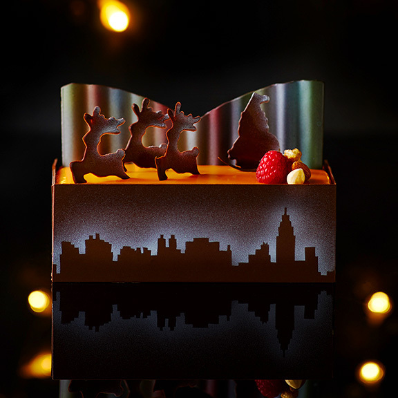 "ブック型"クリスマスケーキが京王プラザホテルから、オーロラを表現したチョコレートケーキも｜写真1