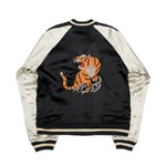 N.ハリウッド×スタイリスト・吉村結子のリバーシブルスカジャン、経年変化した生地を虎の刺繍と共に再現｜写真2