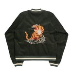 N.ハリウッド×スタイリスト・吉村結子のリバーシブルスカジャン、経年変化した生地を虎の刺繍と共に再現｜写真4