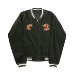 N.ハリウッド×スタイリスト・吉村結子のリバーシブルスカジャン、経年変化した生地を虎の刺繍と共に再現｜写真3