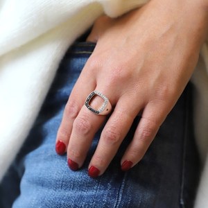 トムウッドの別注リング、2色の石を組み合わせたユニセックス