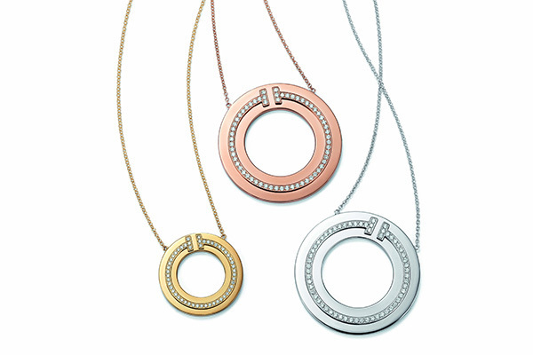 ティファニーのジュエリー「ティファニーT」新作ペンダント、ダイヤモンド煌めくサークル型の“T”