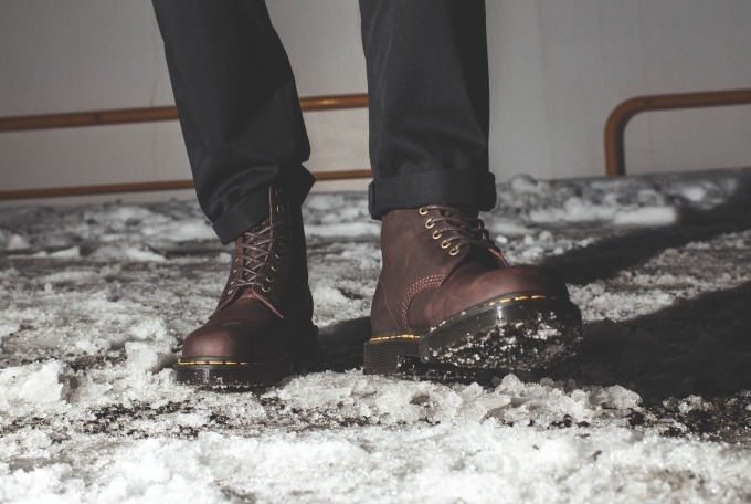 ドクターマーチン"雪道"に最適な「ウィンターグリップ」ブーツ、滑り止め付きソール×耐水性レザー