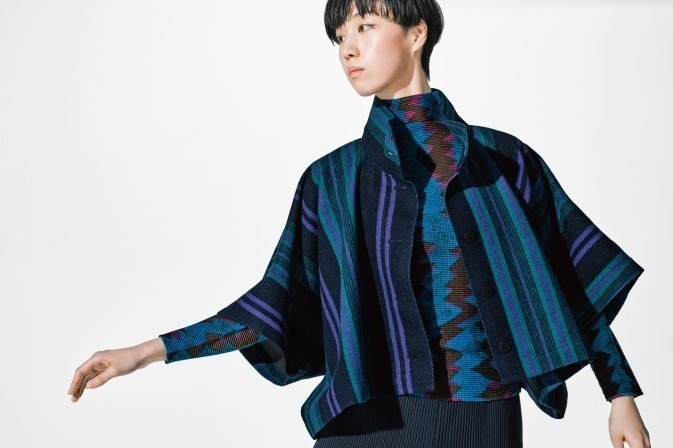 ミー イッセイ ミヤケ、クリスマスに向けた新作 - 花飾りデザインのプリーツTシャツや変形バッグ