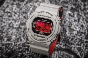 G-SHOCKコラボウォッチ - 赤のバックライト＆クモの巣プリント、スタンスの靴下セット