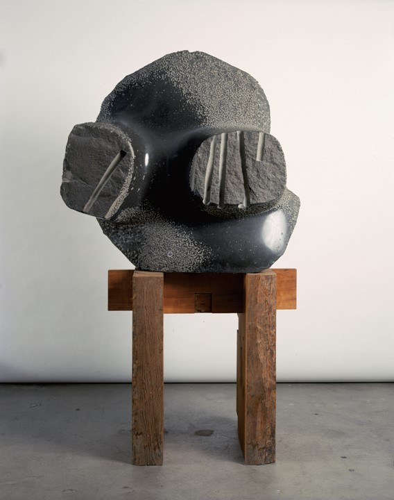 イサム・ノグチ《捜す者、捜し出したり》1969年、玄武岩、94.0×100.3×49.8cm、イサム・ノグチ財団・庭園美術館(ニューヨーク)蔵