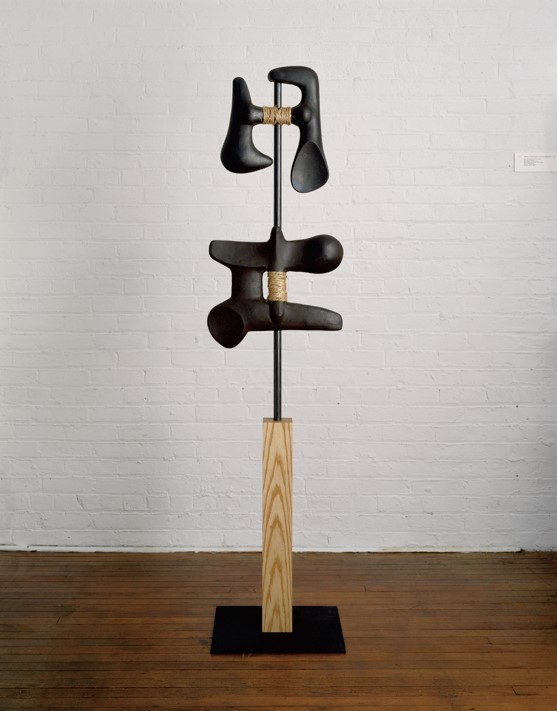 イサム・ノグチ《書》 1957年、鋳鉄、木、縄、金属、178.8×43.5×40.6cm、 イサム・ノグチ財団・庭園美術館(ニューヨーク)蔵