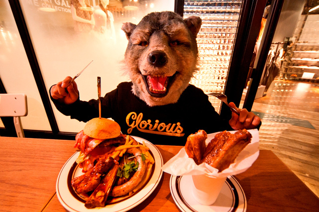 ディーゼルカフェに登場した謎のオオカミバンドとの限定巨大ハンバーガー | 写真