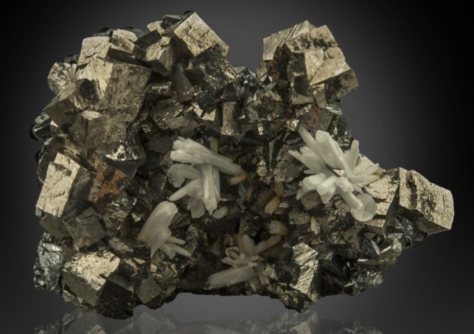 コソボ共和国「トレプカ鉱山」の金属鉱物