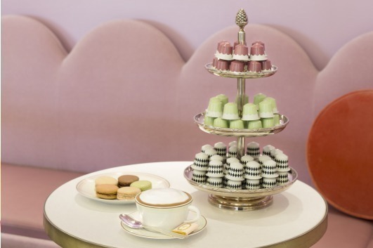 ラデュレ 青山店とネスプレッソがコラボ、マカロンと“パステルカラー”の冬限定コーヒーをセット