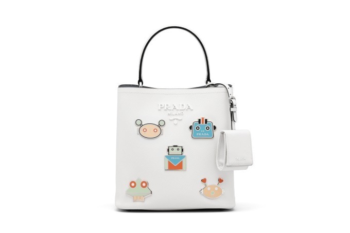 プラダより“ロボット”モチーフを施した限定ワンハンドルバッグ ...