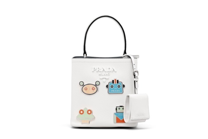プラダより“ロボット”モチーフを施した限定ワンハンドルバッグ ...