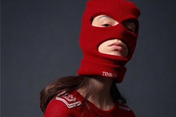 ワイズ ピンク 目出し帽 モチーフのロングtシャツ ソックス テンボックスとコラボ ファッションプレス ワイズ ピンク 目出し帽 モチーフのロングtシャツ ソックス テンボックスとコラボ ファッションプレス