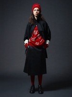 ワイズ ピンクが10匣とコラボ、ニットや目出し帽が登場