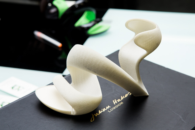【デザイナーインタビュー】ジュリアン・ヘイクス“底のない靴”の誕生秘話 | 写真