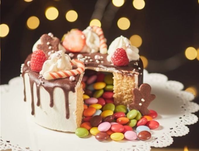 ザ ストリングス 表参道「サプライズクリスマスケーキ」切ると中からチョコやフルーツがあふれ出す | 写真