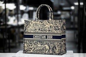 ディオール“野生動物”モチーフの「ブック トート」新作、名前を刺繍で 