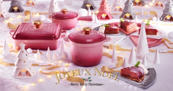 ル・クルーゼのクリスマス、限定“ベリー”ピンクのキッチンウェア＆ピザ型プレート発売｜写真1