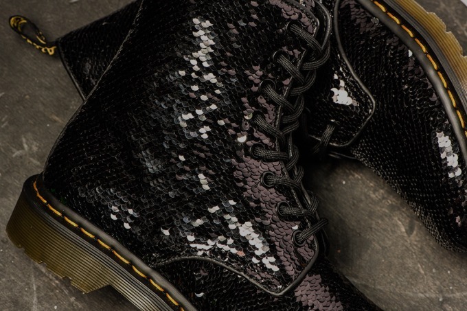 ドクターマーチン、指でなぞると"色が変わる"スパンコールブーツ - クリスマス限定発売