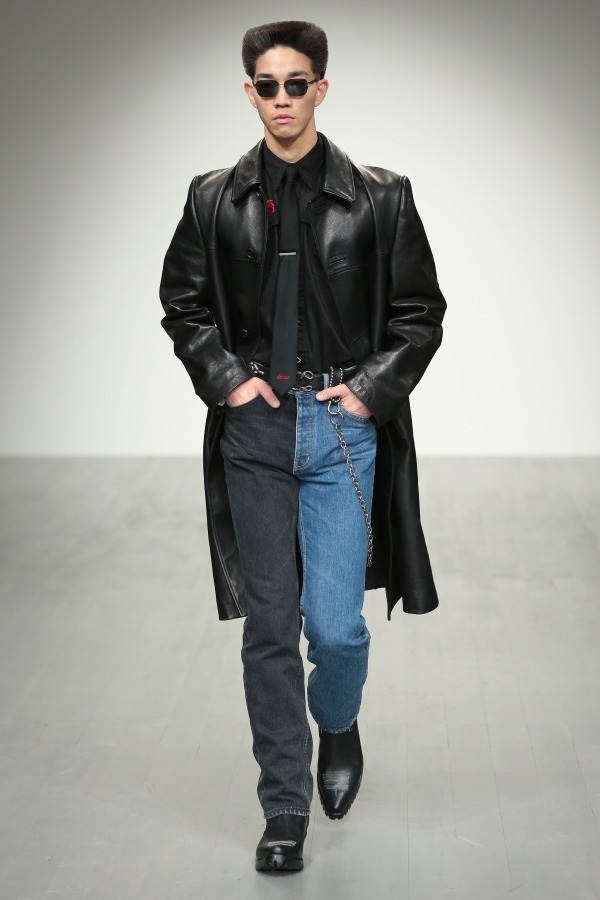 ジョン ローレンス サリバン、即完売となったバイカラーデニムパンツ再販 - 二面性を表現した配色 - ファッションプレス