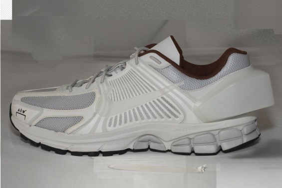 ナイキ×ア コールド ウォール、経年変化で“育てる”スニーカー＆熱で柔らかくなるパーカー