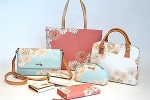 ポール & ジョー シスターのアイコンフラワー「クリザンテームモチーフ」の新作バッグ＆小物