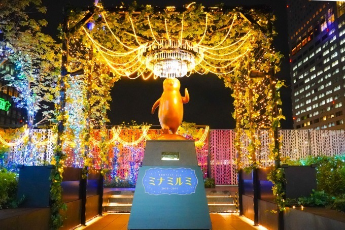 新宿駅南口エリアのイルミネーション「新宿ミナミルミ」シャンデリアで飾ったSuicaペンギン像など｜写真3
