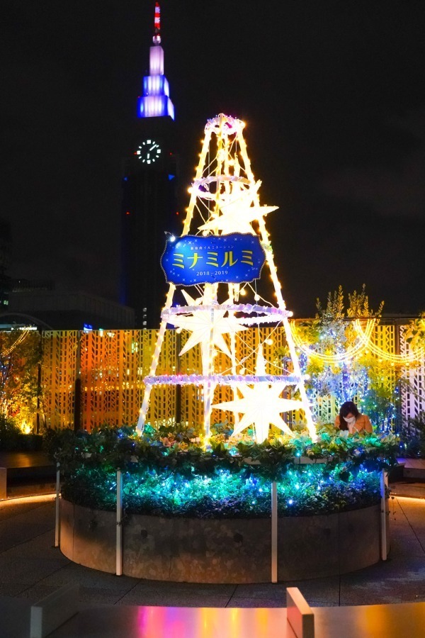 新宿駅南口エリアのイルミネーション「新宿ミナミルミ」シャンデリアで飾ったSuicaペンギン像など | 写真