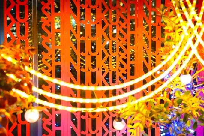 新宿駅南口エリアのイルミネーション「新宿ミナミルミ」シャンデリアで飾ったSuicaペンギン像など｜写真2
