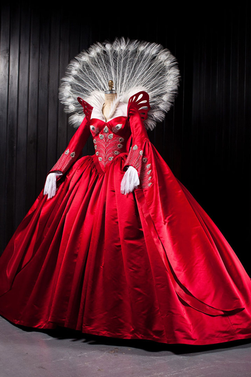 コスチュームデザイナー石岡瑛子の遺作ドレスを披露 ジュリア ロバーツ 白雪姫と鏡の女王 衣裳展 ファッションプレス