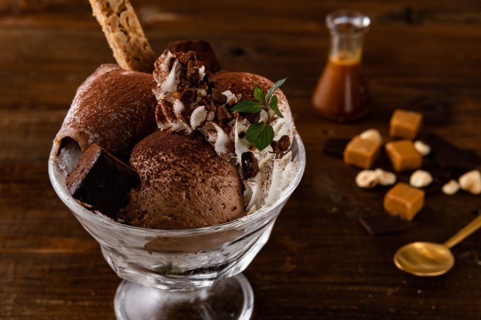 マックス ブレナー、3つの食感を楽しむチョコレートキャラメルMOCHIアイスクリーム | 写真