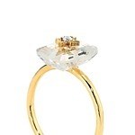 スタージュエリー ガールから、クリアストーンに“星”が浮かぶリング＆ピアス｜写真2