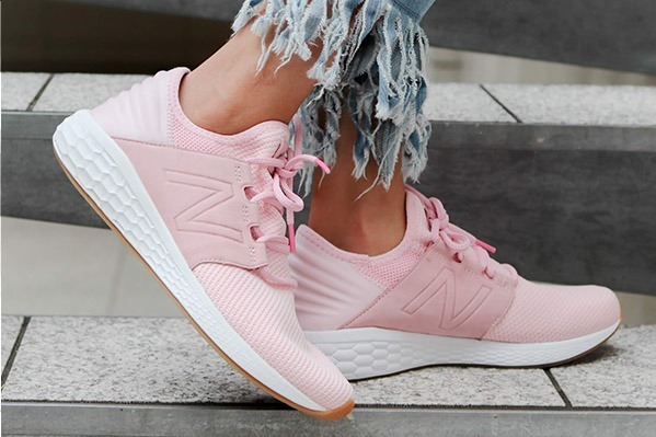 アトモス×ニューバランスのスニーカー「UCRUZ」黒＆ピンクのアッパー、ユニセックスで展開