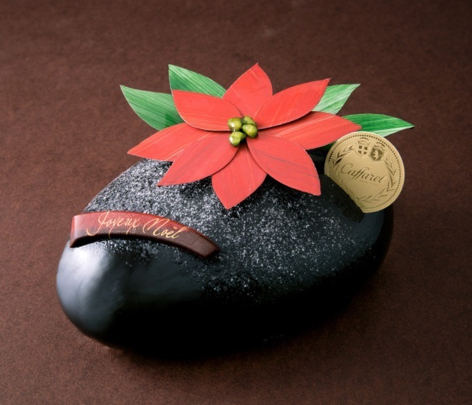カファレルのクリスマスケーキ - チョコのポインセチアを飾ったジャンドゥーヤムースのケーキなど | 写真