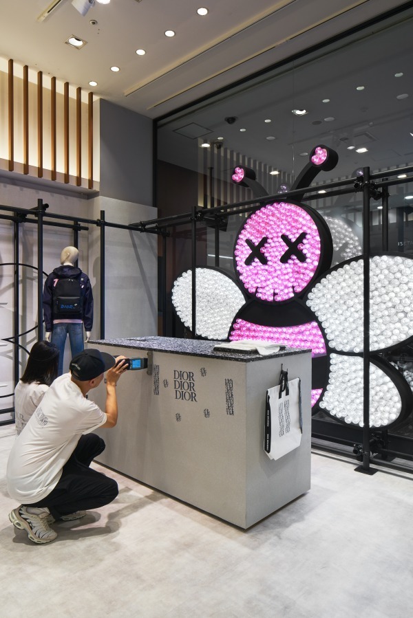 ディオール、キム・ジョーンズによるメンズ新作 - KAWSの“BEE”モチーフ 