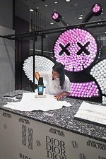 ディオール、キム・ジョーンズによるメンズ新作 - KAWSの“BEE”モチーフ＆ロゴのウェアやバッグ｜写真28