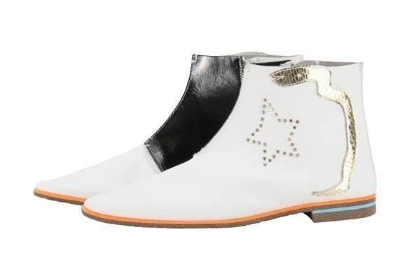 ツモリチサト、星型スタッズ＆蛇モチーフを配した牛革ブーツ - ユードットとコラボ